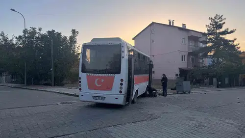 Uşak'ta sokak kesişiminde midibüs ve otomobil çarpıştı: 7 yaralı