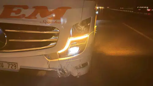 Tosya D-100 karayolunda zincirleme kaza: Otomobil bariyerlere ve otobüse çarptı