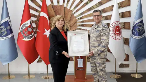 Tuğgeneral Mustafa Baş’a Kızılay’dan Anlamlı Madalya Takdimi