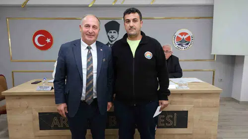 Arhavi'de dürüstlük ödüllendirildi: Yerde bulduğu altını sahibine ulaştıran belediye işçisine 5 bin TL