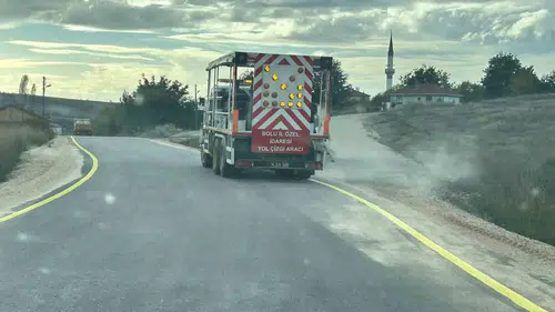 Bolu'da köy yollarında asfalt ve çizgi mesaisi: Güvenli ulaşım için kritik dokunuş