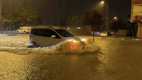 Adıyaman'da sağanak yağış ulaşımı kilitledi: Ana arterler göle döndü