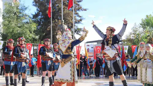 Köşk ilçesinde Cumhuriyetin 103. yılı meydanlarda büyük bir coşkuyla kutlandı