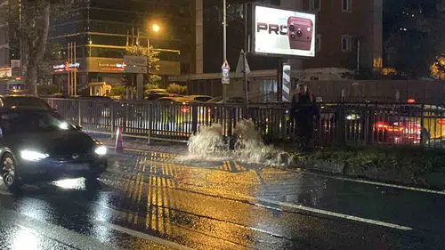 Beşiktaş'ta altyapı kazası: Patlayan ana boru trafiği felç etti