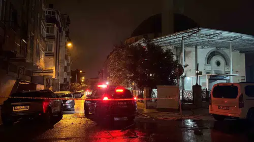 Küçükçekmece'de şiddetli fırtına cami minaresini parçaladı: Sokak trafiğe kapatıldı