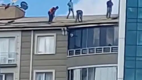 Yozgat'ta çatıdaki ihmal kamerada: İşçilerin metrelerce yükseklikteki tehlikeli çalışması yürekleri ağza getirdi