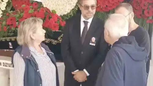Engin Altan Düzyatan babası Mevlan Düzyatan'ı İzmir'de toprağa verdi