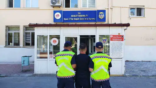 Uşak'ta jandarma operasyonu: Kesinleşmiş hapis cezası olan 25 firari yakalandı