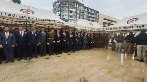 Denizli'de Cumhuriyet coşkusu Atatürk Anıtı'ndaki törenle başladı