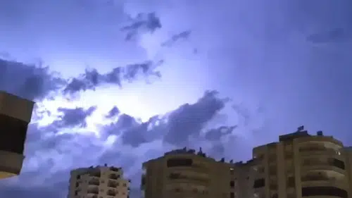 Erdemli'de geceyi aydınlatan doğa olayı: Şimşekler gökyüzünü beyaza boyadı