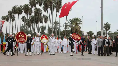 Mersin'de Cumhuriyet coşkusu Atatürk Anıtı'ndaki törenle başladı