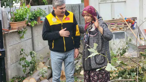 Yayakbaşı köyünde fırtınanın yıktığı ağaç evde hasara yol açtı