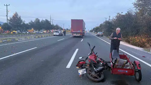 Tosya D-100 karayolunda otomobil ile motosiklet çarpıştı: Hasat yola saçıldı
