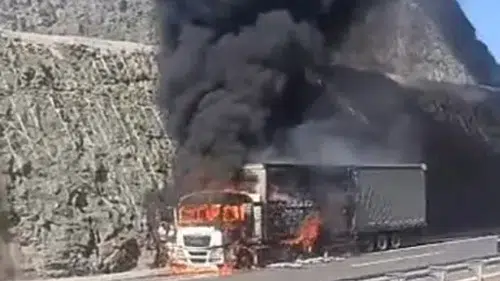 Pozantı-Tarsus otoyolunda kabus dolu anlar: İki tır alevlere teslim oldu