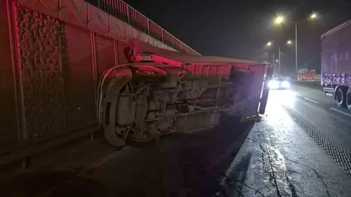 Eskişehir Çevre Yolu'nda marul yüklü kamyonet devrildi