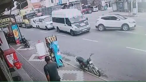 Kaymaklı'da tırın karıştığı zincirleme kaza güvenlik kamerasına yansıdı