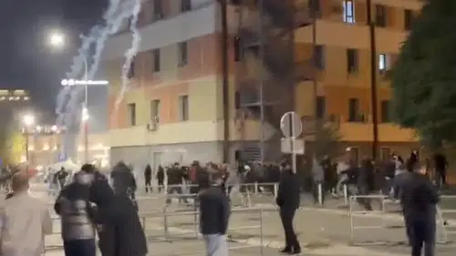 Priştine'de Özel Mahkeme gerilimi: Meclis önünde protesto ve siyasi kilitlenme