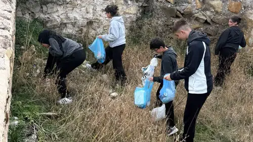 Bayburt Lisesi öğrencileri hem tarihi keşfetti hem de kaleyi temizledi