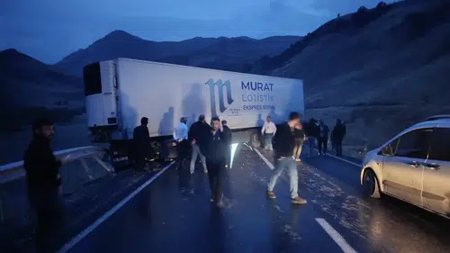 Yüksekova-Van yolunda tır kazası ulaşımı kilitledi: Saatler süren bekleyiş sona erdi