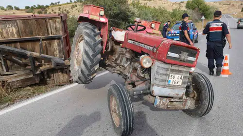 Nevşehir'de parke taşı yüklü traktörün römorku devrildi: 3 yaralı