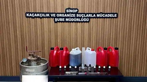 Gerze'de sahte alkol baskını: İş yerinde üretim malzemeleri yakalandı