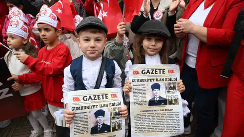 Manisa'da Cumhuriyet coşkusu: Çocuklar tarihe tanıklık eden manşetlerle yürüdü