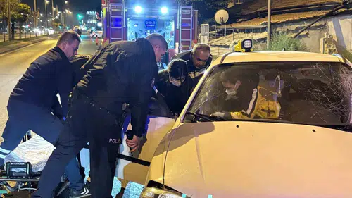 Erkilet Bulvarı'nda direksiyon hakimiyeti kayboldu: Ağaca çarpan sürücü araçta sıkıştı