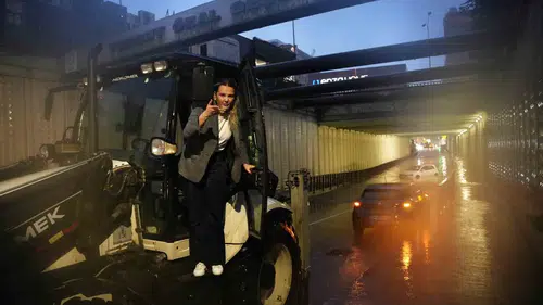 Bahçelievler'de sağanak kabusu: Alt geçitte mahsur kalan sürücü iş makinesiyle kurtarıldı