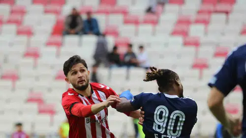 Sivasspor evinde puanı Manaj ile kurtardı