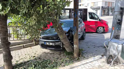 Eskişehir’de Kontrolden Çıkan Otomobil Ağaca Çarptı