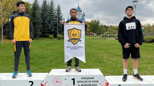 Sazova’da Genç Atletler Kıyasıya Yarıştı