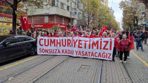 Eskişehir’de Cumhuriyet Yürüyüşüne Yüzlerce Kişi Katıldı