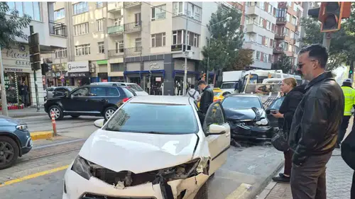 Eskişehir’de kafa kafaya kaza: Tramvay seferleri aksadı