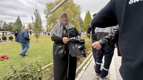 Cami Önünde Çöp Poşetiyle Dilendi