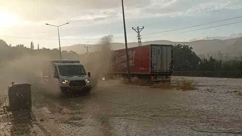 Gürün'de sağanak karayolunu göle çevirdi: Mazgal tıkanınca ulaşım kısa süre aksadı