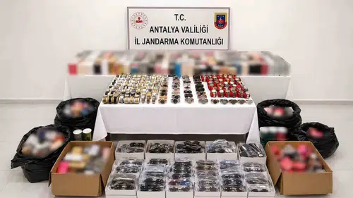 Antalya'da dev operasyon: Milyonluk kaçak ürün deposuna jandarma baskını