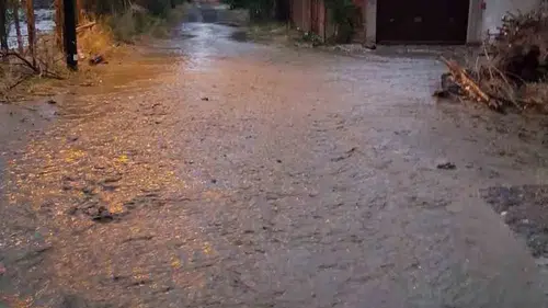 Boğazkale'de sağanak sonrası dereler taştı, mezarlık duvarı yıkıldı