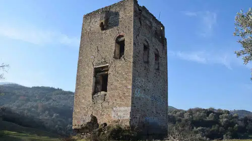 Tarihi Donduran Kulesi restorasyon beklerken duvarları yazılarla dolduruldu