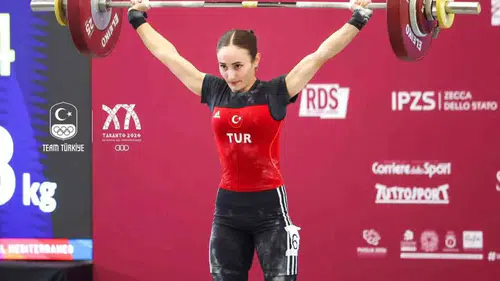 Milli halterci Cansel Özkan'dan Taranto'da altın madalya başarısı