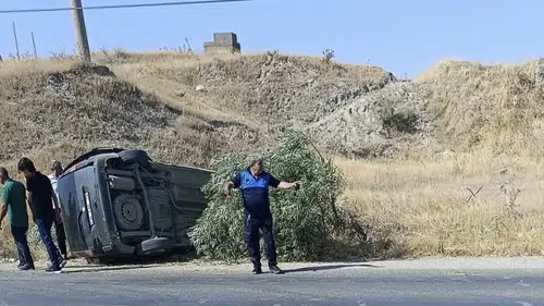 Kahta'da lastik patlaması faciaya dönüşüyordu: Takla atan araçta 2 yaralı