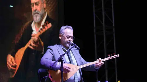 Zafer Bayramı'nda Muradiye Meydanı'nda türkü dolu gece: Tolga Çandar hayranlarını coşturdu