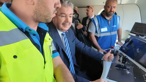 Eskişehir'in yerli lokomotifi E5000'in direksiyonuna Vali Yılmaz geçti