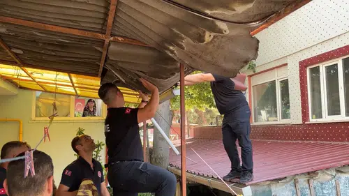 Edirne'de çatıda mahsur kalan şahıs ekiplerin zamanında müdahalesiyle indirildi