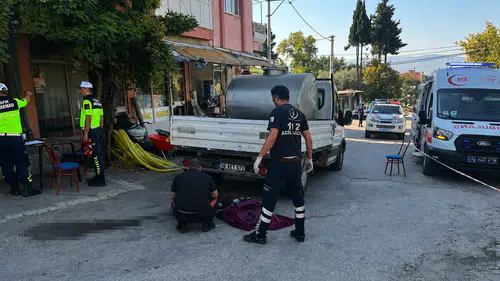 Geri manevra sırasında yolun karşısına geçmeye çalışan 91 yaşındaki adama kamyonet çarptı: Hayatını kaybetti