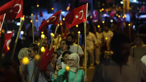 İzmit’te 30 Ağustos coşkusu: Fener alayıyla zafer yürüyüşü