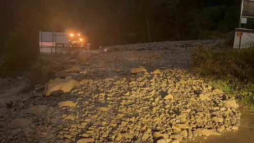 Çaykara'da sağanak Koşon Deresi'ni taşırdı: Yol kapandı