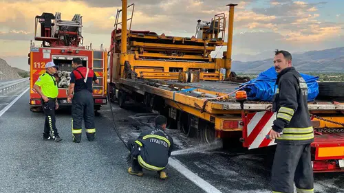 Sakaltutan Geçidi'nde tır yangını: Balata ısınması dorsedeki makineyi küle çevirdi