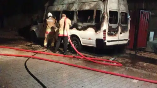 Kumlu'da gece yarısı korkutan araç yangını