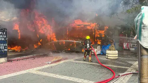 Edremit Altınkum'da iş yeri yangını: İtfaiye alevlerin yayılmasını son anda önledi
