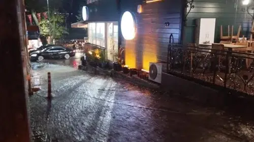 İstanbul'da aniden bastıran sağanak hayatı felç etti: Yollar göle döndü